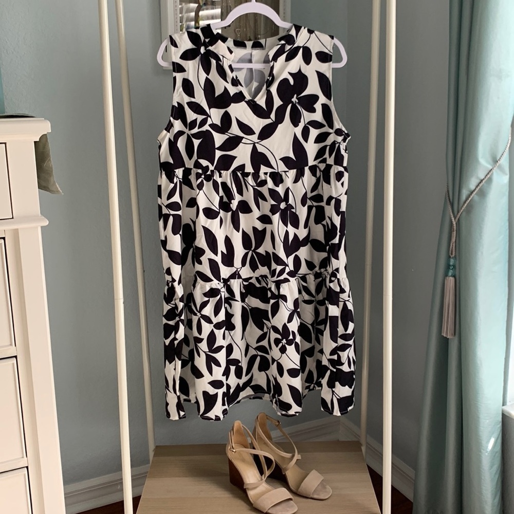 White and black floral sleeveless V-neck dress Size XL